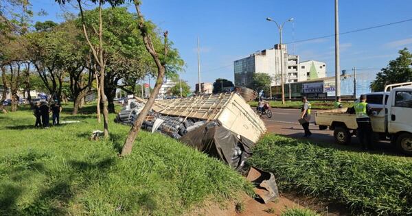 Diario HOY | Camionero en estado de ebriedad protagoniza aparatoso vuelco