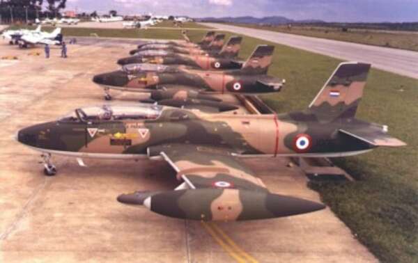 FAP realiza vuelos de entrenamiento en el aeropuerto Silvio Pettirossi con los Xavantes - Nacionales - ABC Color