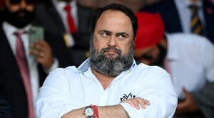 Versus / Propietario del Nottingham Forest suspendido por escupir delante de un árbitro