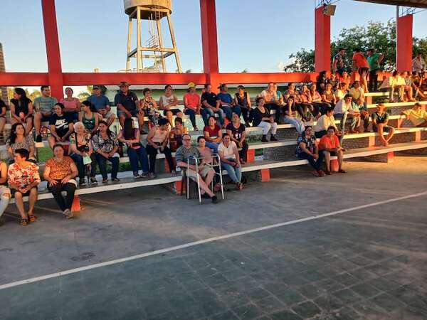 Pobladores de Laguna Itá, Otazú y Ciervo Blanco se movilizan por caminos intransitables - Nacionales - ABC Color