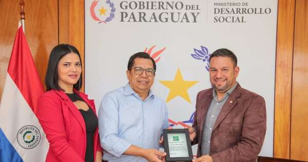 La Nación / Ministro recibió llaves de la ciudad de Yhú, por su lucha contra la pobreza en el distrito
