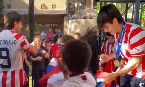 ¡Mirá cómo recibieron en su cole a Mauricio De Carvalho, campeón con la albirró Sub 15!