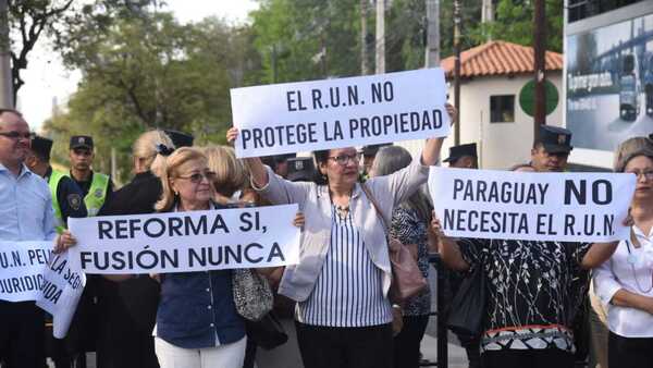 Colegio de Escribanos urge a Santiago Peña aplazar y revisar proyecto que crea el RUN