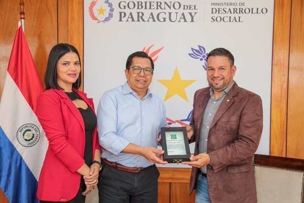 Tadeo Rojas recibe la llave de la ciudad de Yhú en reconocimiento a su trabajo - ADN Digital