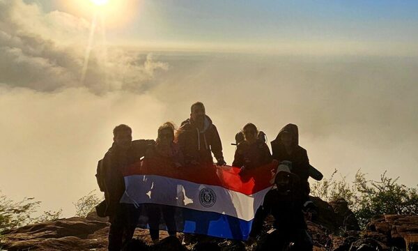 ¡Qué purete! Embajador británico subió a la punta del Cerro Tres Kandu con unos péndexs aventureros