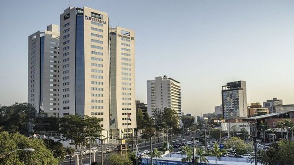 Fitch reafirma la calificación de Paraguay y alerta sobre limitación de libertad asociación y expresión