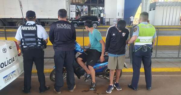 La Nación / Detienen en el Puente de la Amistad a joven con cuatro órdenes de captura, tras alerta de Brasil