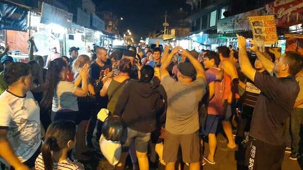 Vendedores informales se negaron a salir de las calles y veredas de San Lorenzo - Nacionales - ABC Color