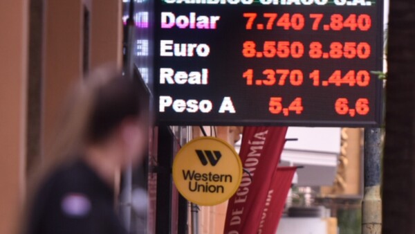 Dólar vuelve a arremeter y va marcando nuevos picos