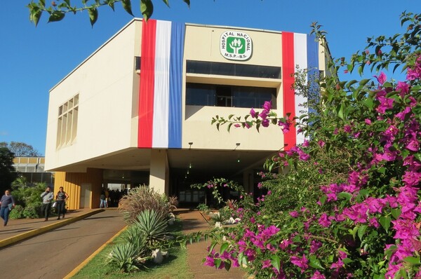 Hospital Nacional cuenta con áreas renovadas y recibió 15 máquinas nuevas de diálisis - .::Agencia IP::.