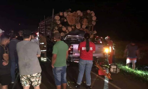 Padre e hijo mueren en choque contra camión que transportaba rollos de eucalipto – Prensa 5