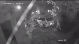 SALVAJE HOMBRE GOLPEÓ BRUTALMENTE A SU PAREJA EN LA VÍA PÚBLICA
