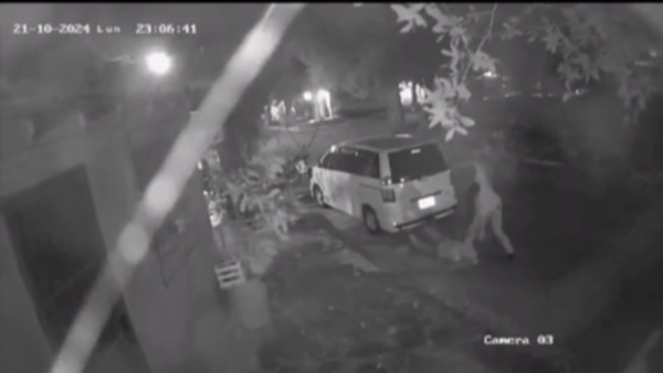 SALVAJE HOMBRE GOLPEÓ BRUTALMENTE A SU PAREJA EN LA VÍA PÚBLICA