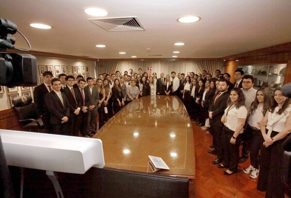 Presidente de la Corte Suprema recibió a estudiantes de la Universidad Católica