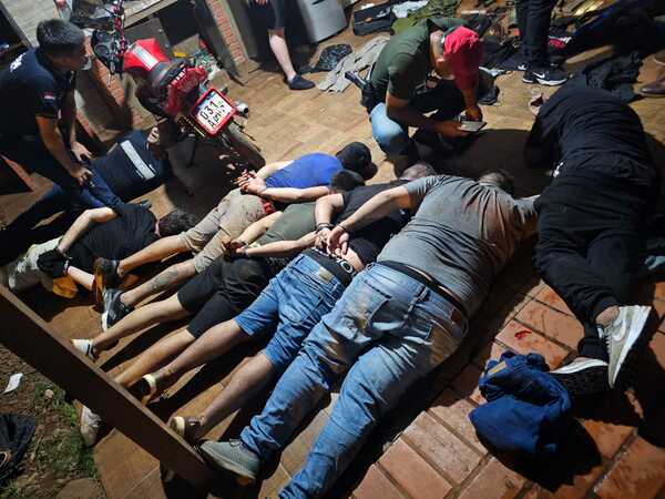 Balacera, tras asalto a camión de encomiendas, deja un muerto y 10 detenidos - La Clave