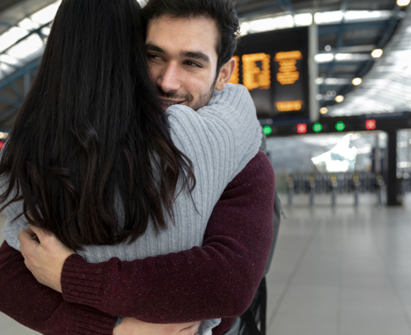 Un aeropuerto estableció un límite de tiempo para los abrazos de despedida