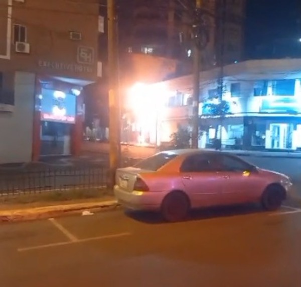 Tendido eléctrico se incendia en microcentro de CDE