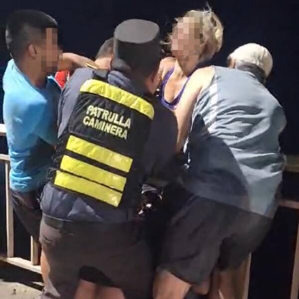 Patrulla Caminera rescata a mujer que intentó lanzarse del Puente Remanso