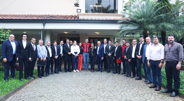 Santiago Peña y intendentes de Alto Paraná priorizan conectividad vial y fortalecimiento del sistema sanitario