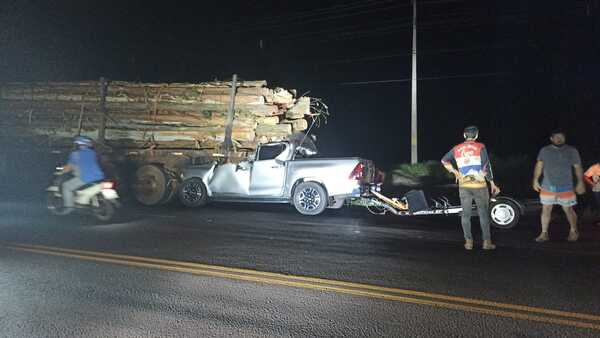 Padre e hijo mueren al chocar contra camión con rollos de madera en Canindeyú - trece