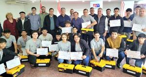 SINAFOCAL entregó más de 350 certificados de cursos de rápida salida laboral y kits para el trabajo a pobladores de Itapúa