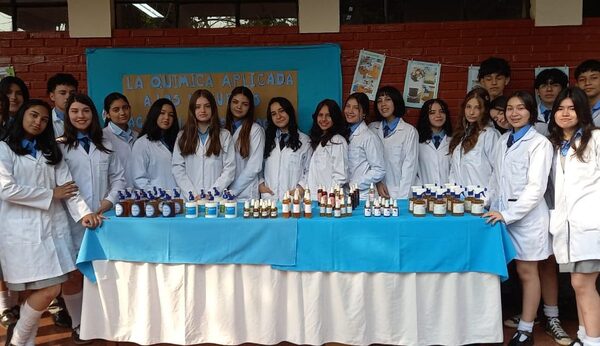 Jóvenes del Colegio Área 1 presentan innovadores productos en el Día de la Industria