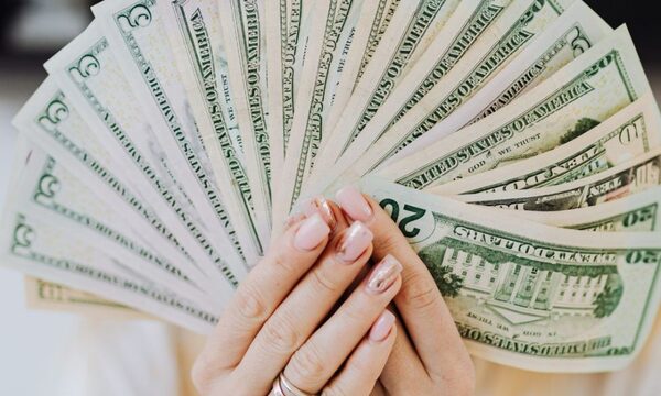 Imputan a ejecutiva comercial por presunta apropiación de más de 14.000 dólares