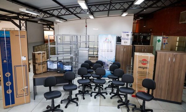 ITAIPU entrega insumos y mobiliario al Hospital Regional de Ciudad del Este