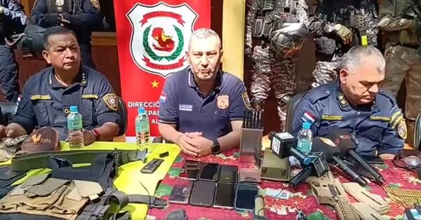 Policía y Fiscalía presentan evidencias rescatadas de aguantadero de criminales