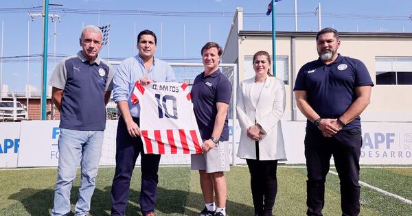 Visita de representante de la FIFA al CARDIF | Asociación Paraguaya de Fútbol