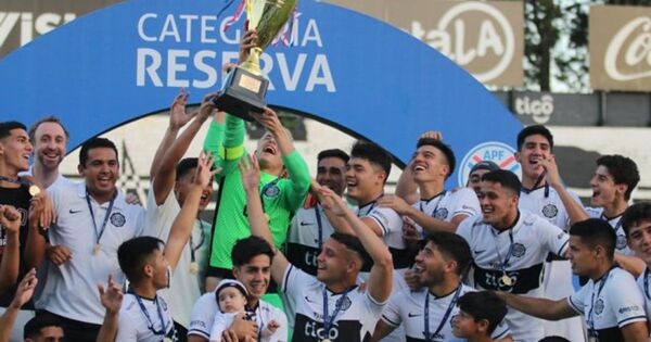 Olimpia recibió el trofeo de campeón en la Reserva | Asociación Paraguaya de Fútbol
