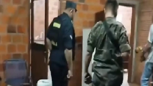 Asalto con toma de rehenes en Raúl Arsenio Oviedo - Noticiero Paraguay
