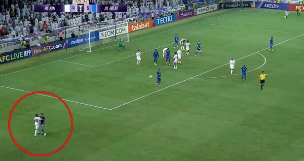 Versus / "Kaku" Romero tuvo un picante cruce con Joao Cancelo en la Champions Asiática