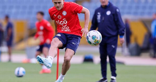 Con la pizarra en mano | Asociación Paraguaya de Fútbol