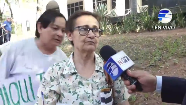 Jubilados de Clínicas denuncian estafa con pagarés frente al Palacio de Justicia