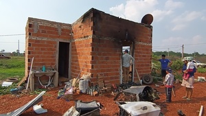 Incendio destruye vivienda mientras dueño cuidaba a su padre en el hospital