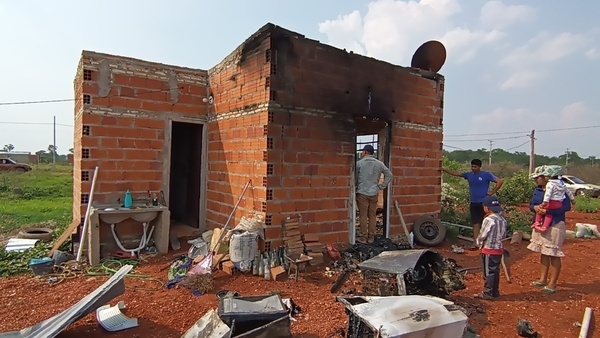 Incendio destruye vivienda mientras dueño cuidaba a su padre en el hospital