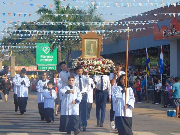 Desfile estudiantil y celebraciones patronales en honor a San Rafael en Luque - Nacionales - ABC Color