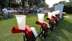 Productores de la agricultura familiar de Carayao reciben insumos y materiales por parte del MAG