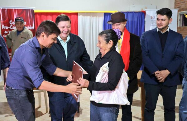 Indert: Familias Caaguaceñas celebran la entrega de títulos de propiedad en Villa Constitución