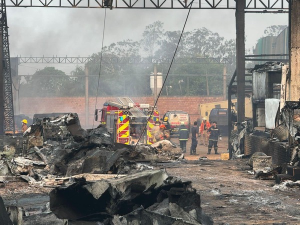 Fuego arrasa fábrica de piscinas en Caaguazú; bomberos controlan incendio