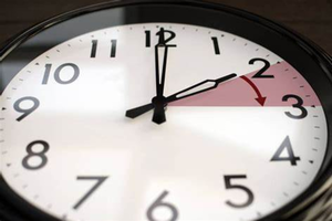 Hoy podrían aprobar eliminación del horario de invierno
