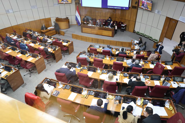 Himno en escuelas una vez por semana, aprobado tras largo de debate y karaoke en Senado