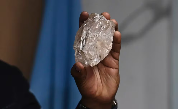 Hallaron en Botswana el mayor diamante en más de un siglo: tiene 2.492 quilates