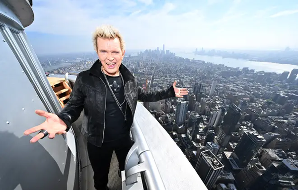Billy Idol subió a la cima del Empire State para tocar el clásico “Rebel Yell”