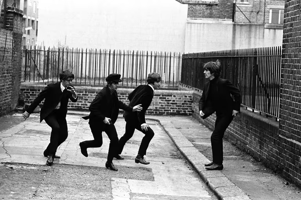 Cuando Los Beatles llegaron al cine: el acorde más misterioso de la historia y el error de Ringo que se volvió un éxito
