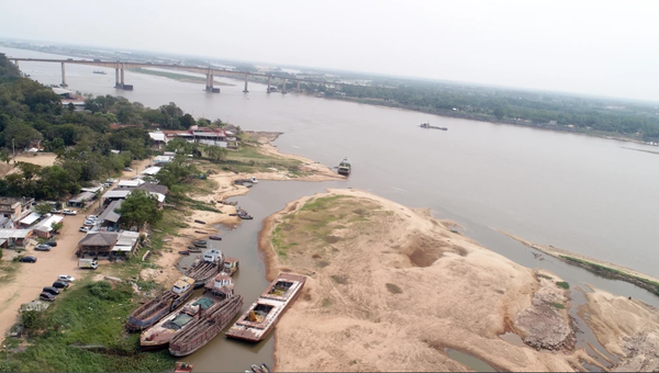 La bajante del río Paraguay deja a su paso un desolador paisaje