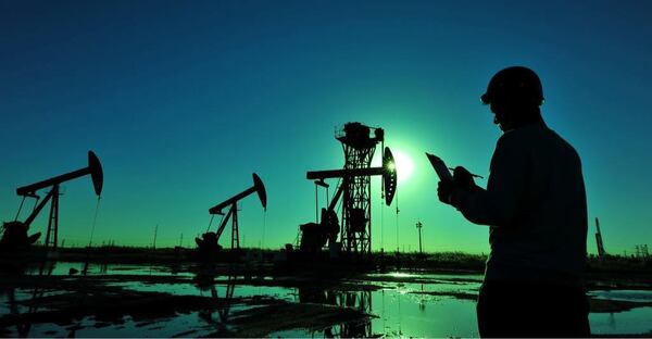 Los precios del petróleo cayeron alrededor de 1%