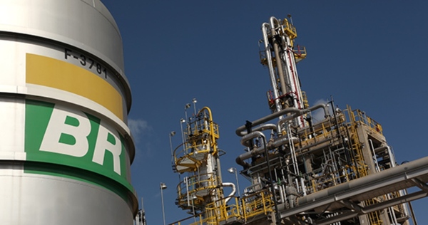 Acciones de Petrobras se desploman tras la salida de su presidente ejecutivo y jefe financiero