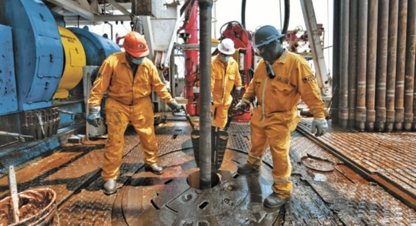 El petróleo bajó, después de que los precios se dispararan por la noticia de que Israel había atacado Irán